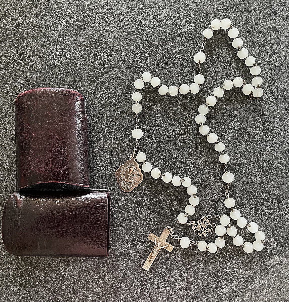 GRAND CHAPELET EN PERLE BLANCHE & MEDAILLE - 1899 - XIX° - DANS SON ETUI DE VOYAGE