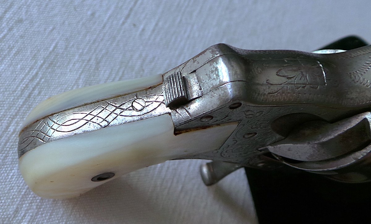 Bull Dogs  Pocket Revolver - Hammerless Type With A Folding Trigger-photo-1