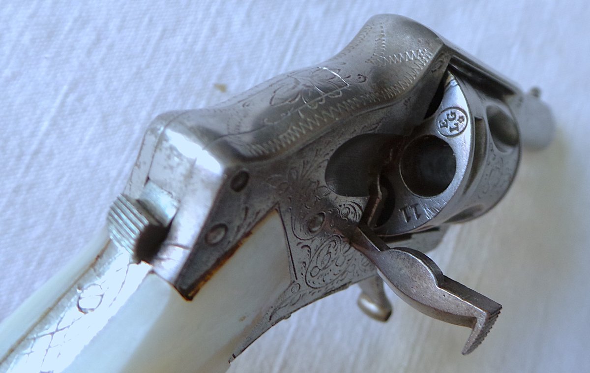 Bull Dogs  Pocket Revolver - Hammerless Type With A Folding Trigger-photo-3