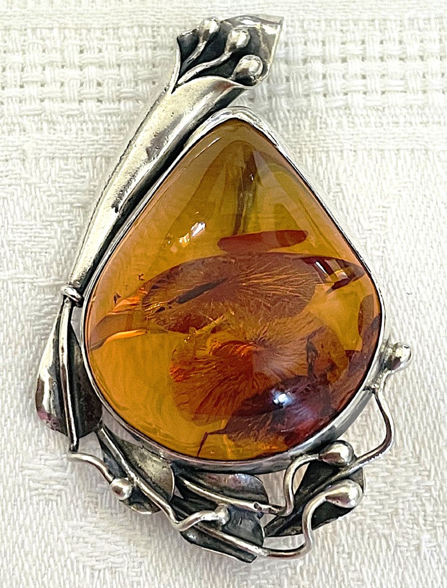 BROCHE EN AMBRE SUR ARGENT - ART NOUVEAU - XX°