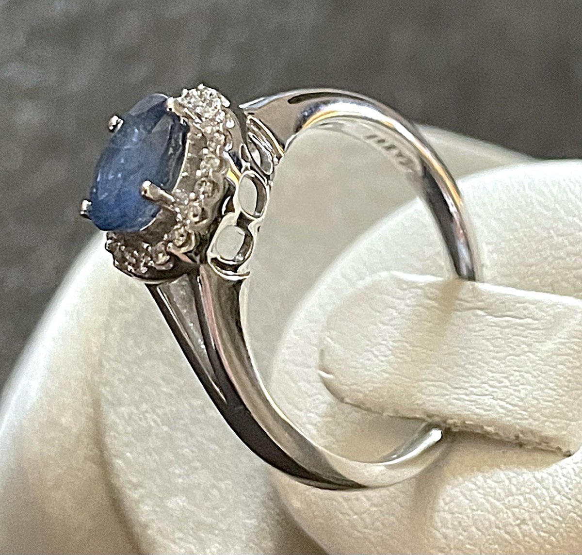 18k White Gold Ring - Blue Sapphire And Diamonds - 20th Century