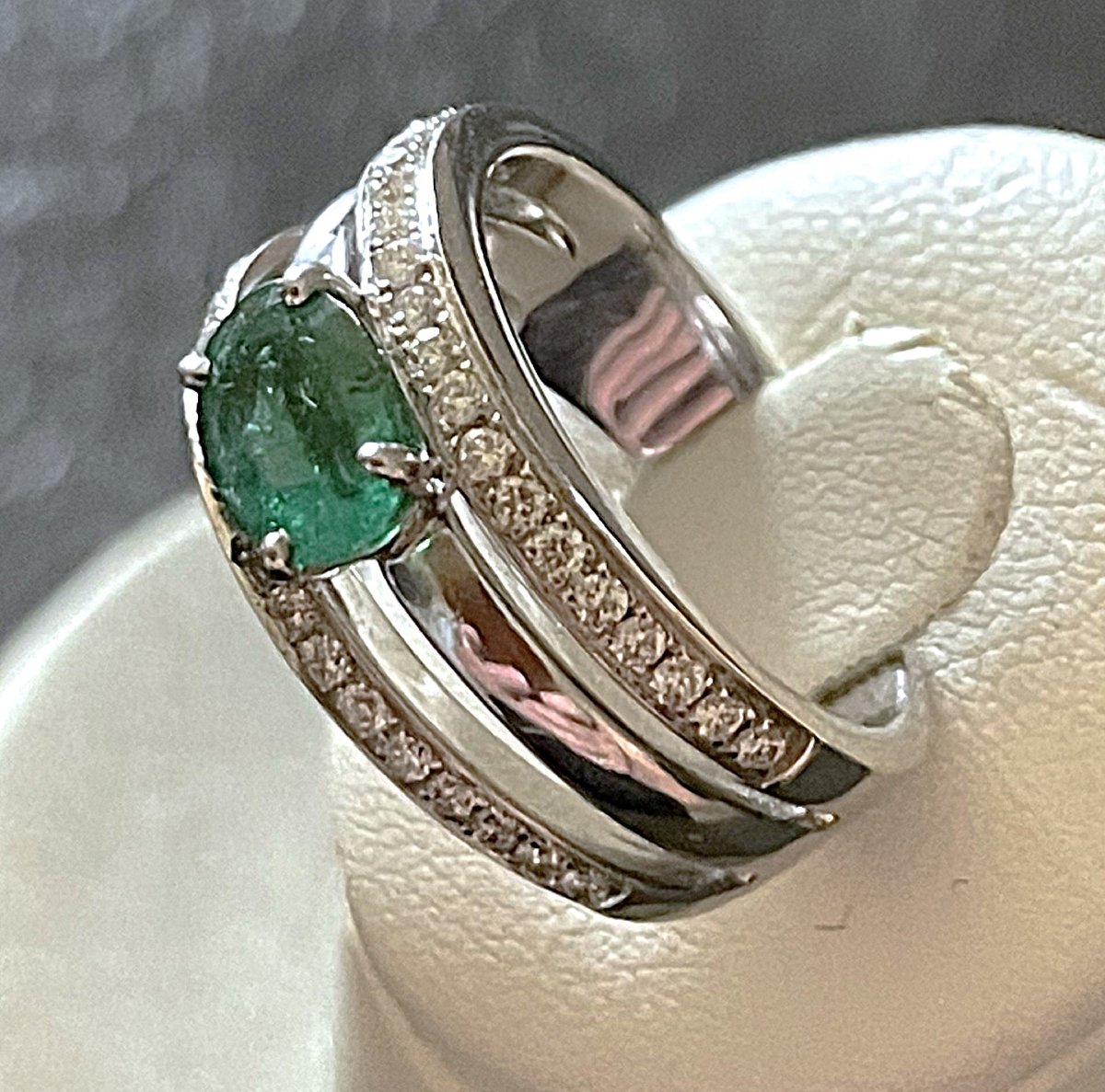 BAGUE OR GRIS 18K - EMERAUDES & DIAMANTS - XX°