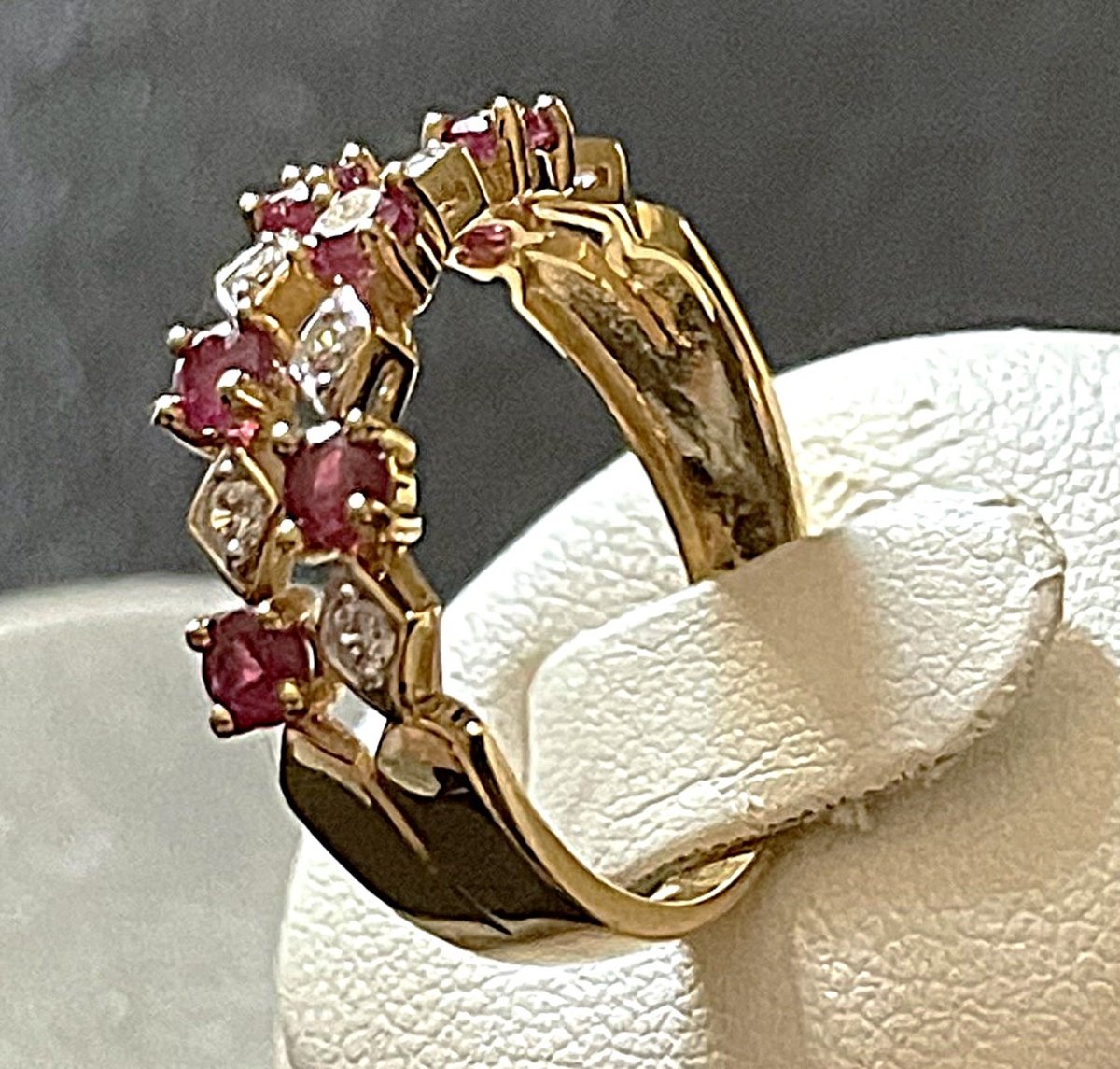 BAGUE JARRETIERE EN OR 9K - SERTIE PIERRES ROUGE & BLANCHE- XX°-photo-4