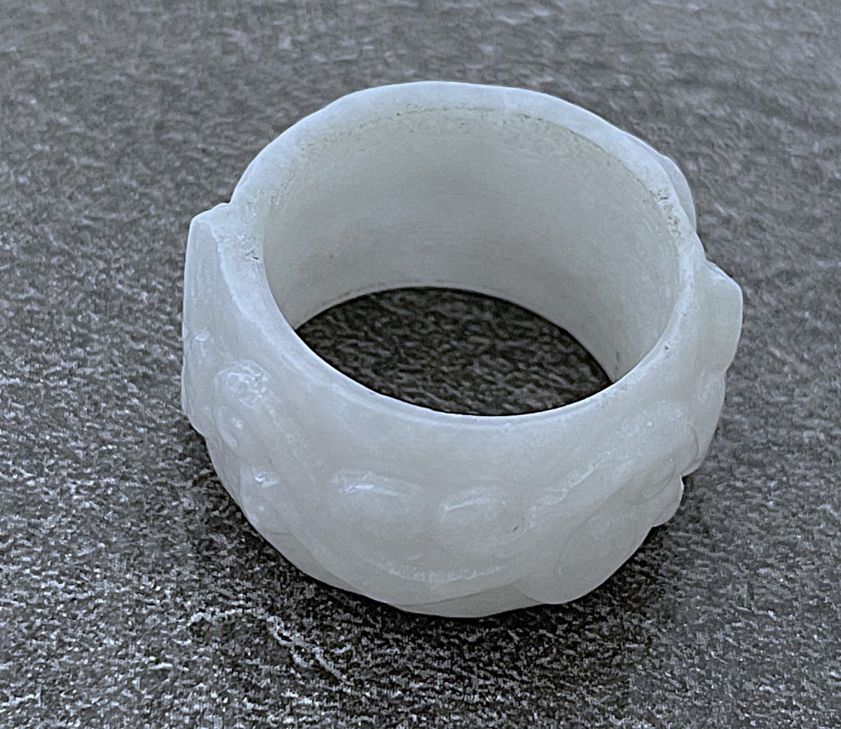 BAGUE SCULPTEE EN JADE DE 58,7 CTS- XX°-photo-4