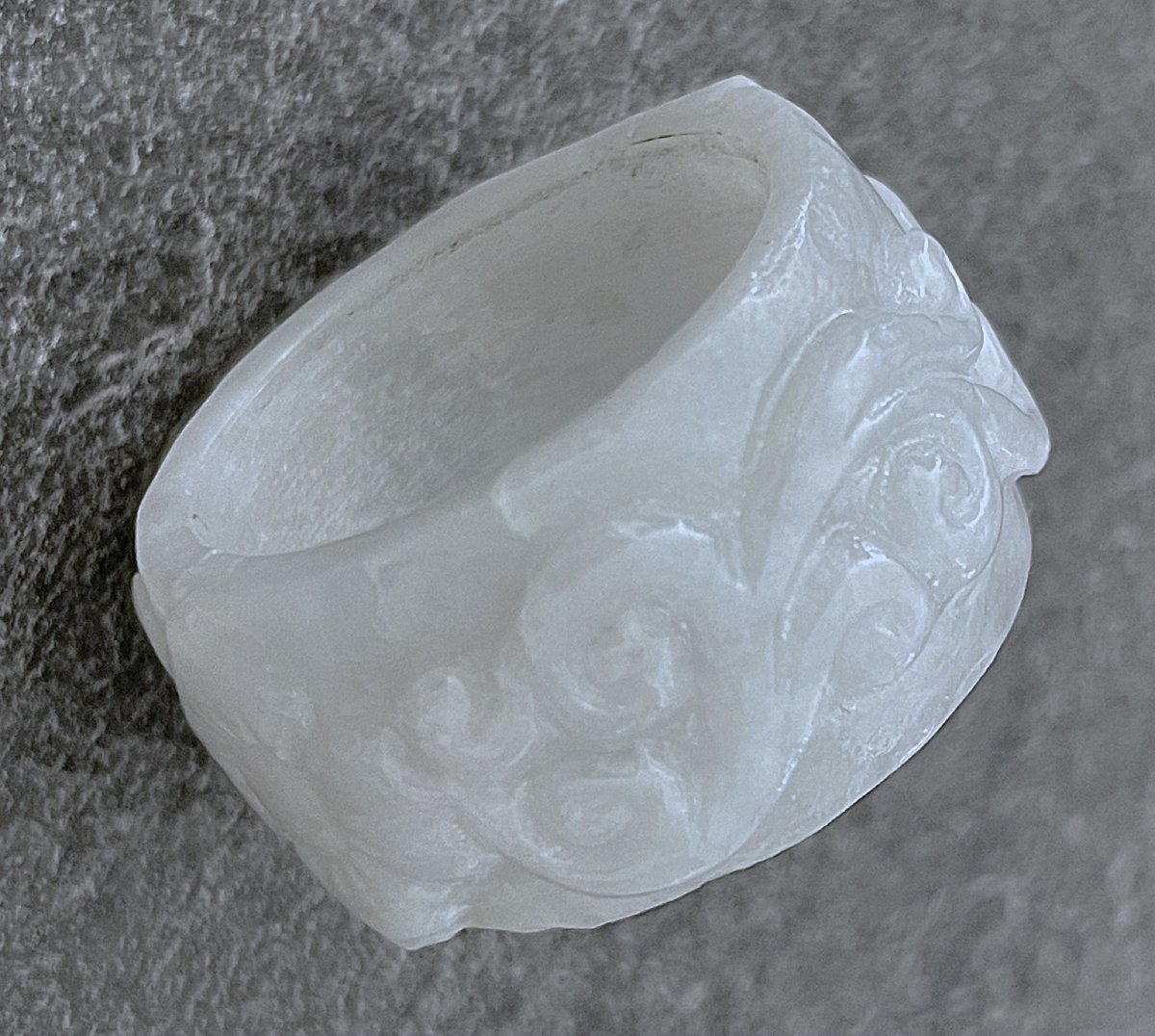 BAGUE SCULPTEE EN JADE DE 58,7 CTS- XX°-photo-1