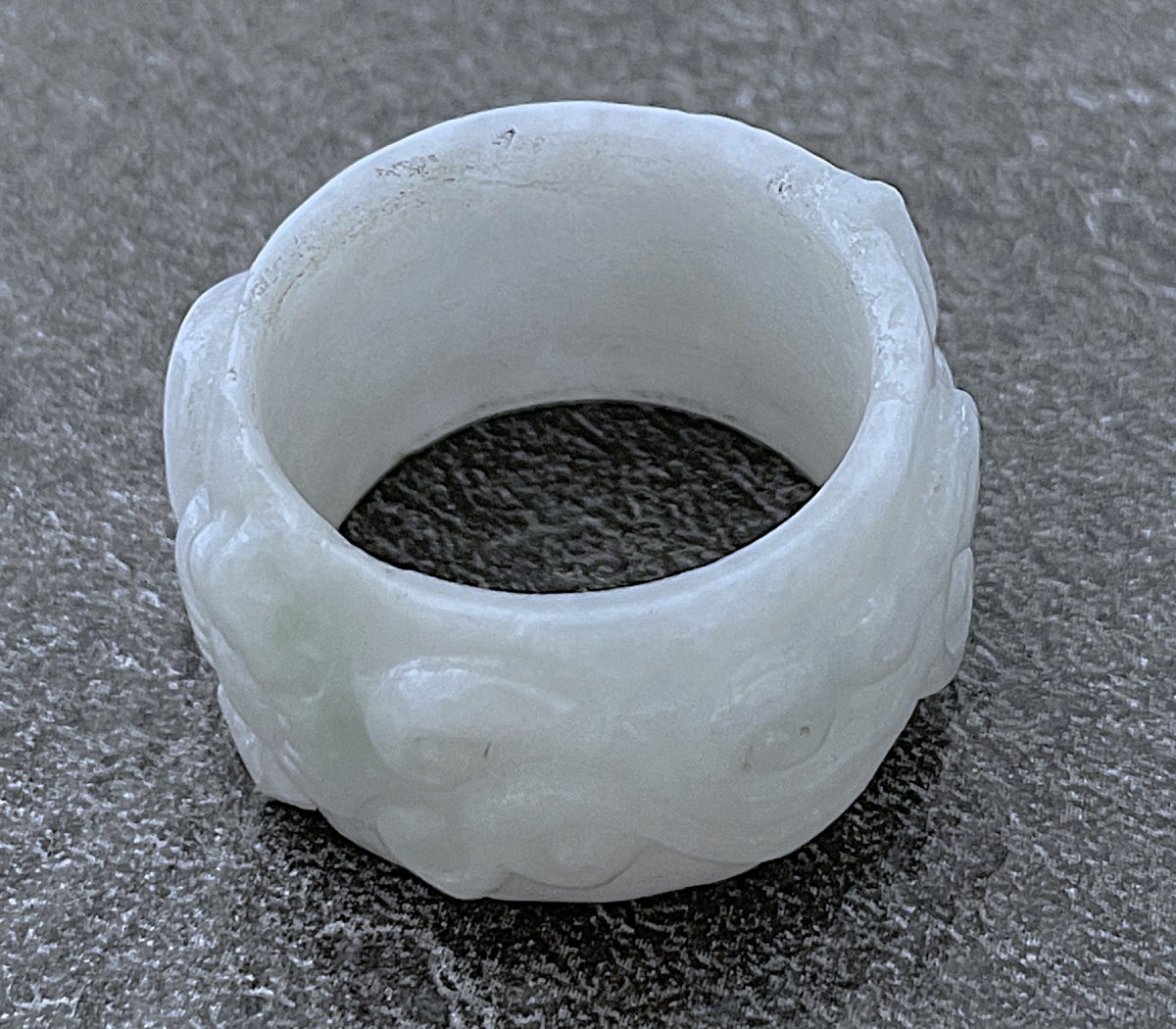 BAGUE SCULPTEE EN JADE DE 58,7 CTS- XX°-photo-2