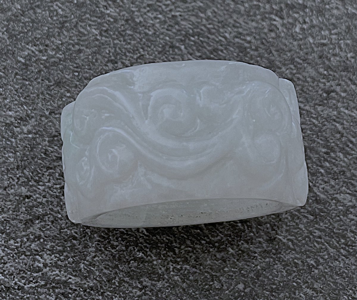 BAGUE SCULPTEE EN JADE DE 58,7 CTS- XX°-photo-3