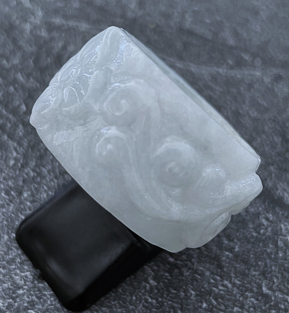 BAGUE SCULPTEE EN JADE DE 58,7 CTS- XX°