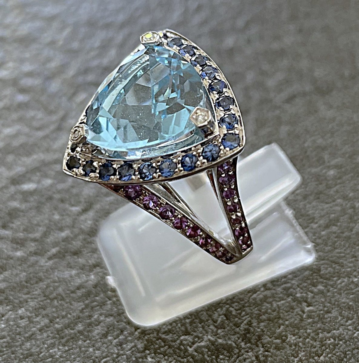 BAGUE MAUBOUSSIN " TELLEMENT SUBSTILE POUR TOI " OR 18K - AIGUE MARINE- SAPHIRS- DTS- AMETHYSTE