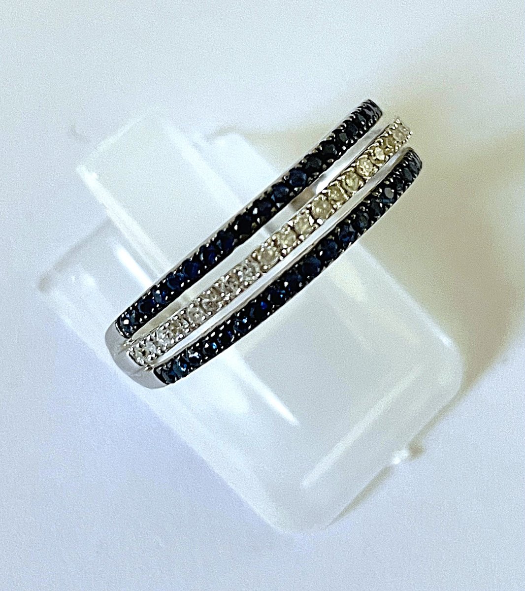 BAGUE OR GRIS 18 K SAPHIRS & DIAMANTS - XX°