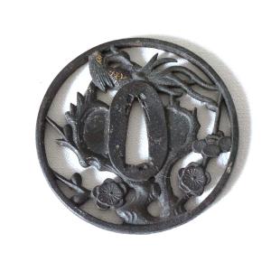 TSUBA- JAPON " EDO 1600-1868 "- PATINE NOIRE -MARU GATA (RONDE) ZUKASHI ( AJOURE)