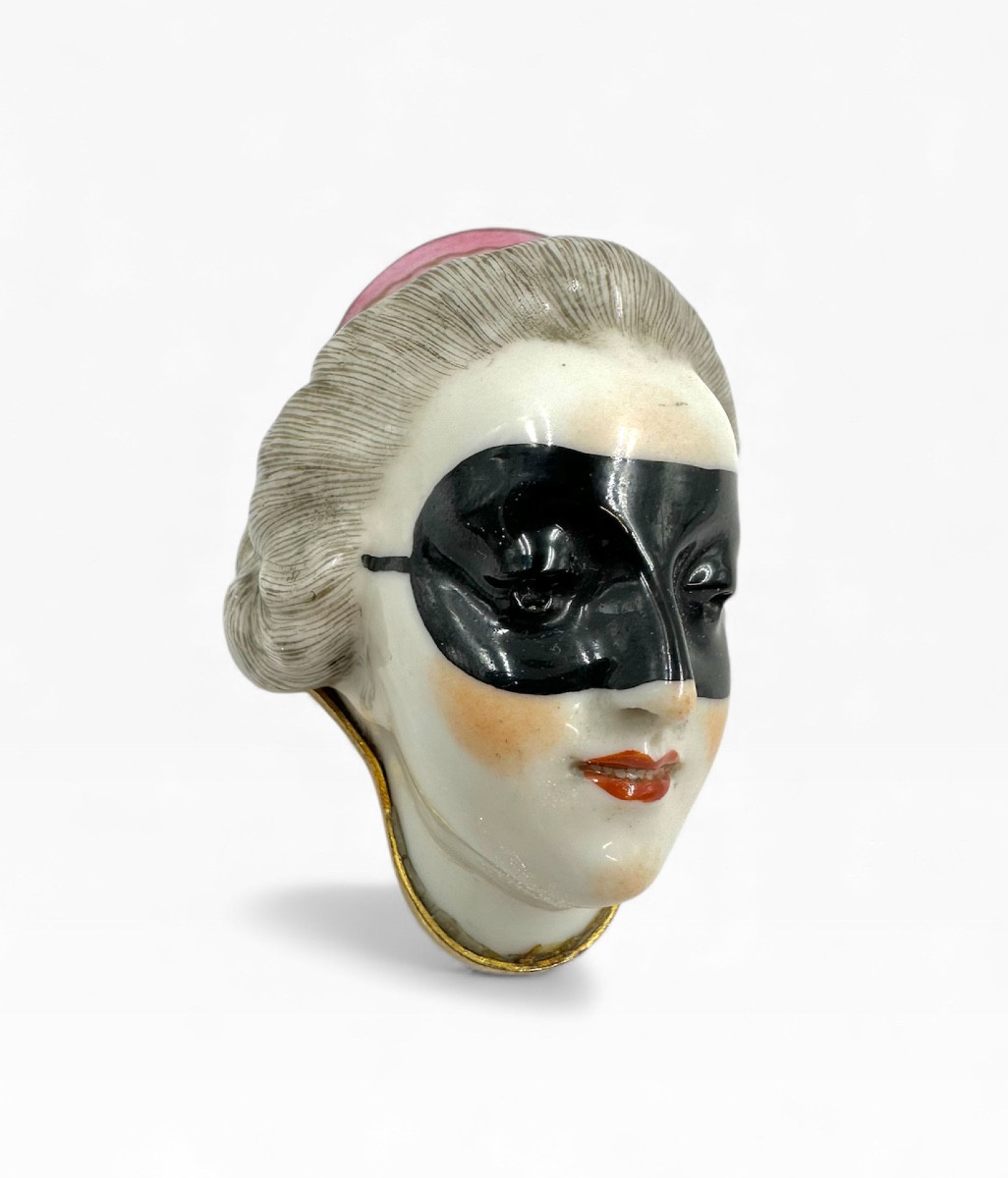 Pendentif Boîte en porcelaine ancienne femme masquée