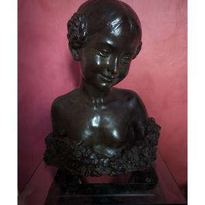 Sculpture,  important buste en Bronze signé "Jeune Fille Aux Macarons"