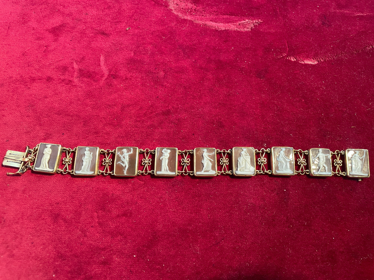 Gold Bracelet With Cameos On Agates