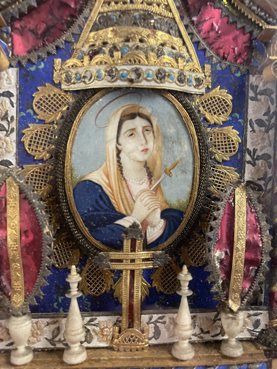 Paperolle Reliquary In The Shape Of An Altar -photo-1