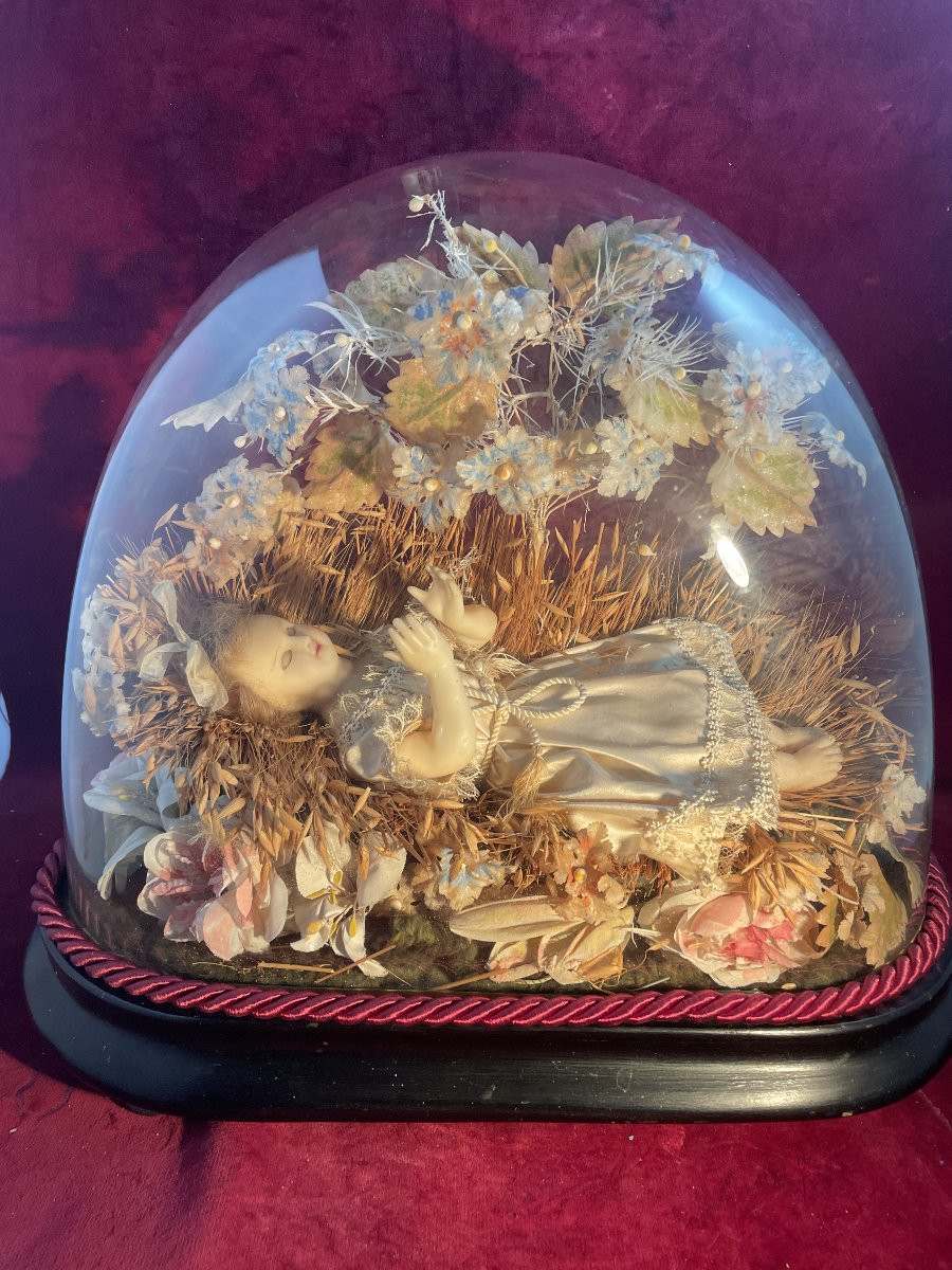 Animated Jesus In Wax Under A Dome-photo-1