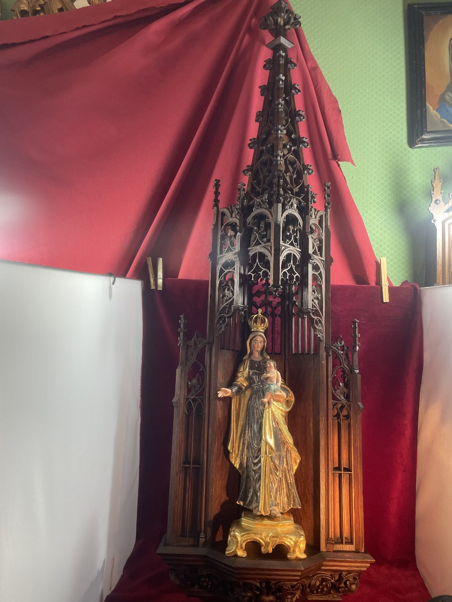 DAIS NEO GOTHIQUE EN CHENE GRAND