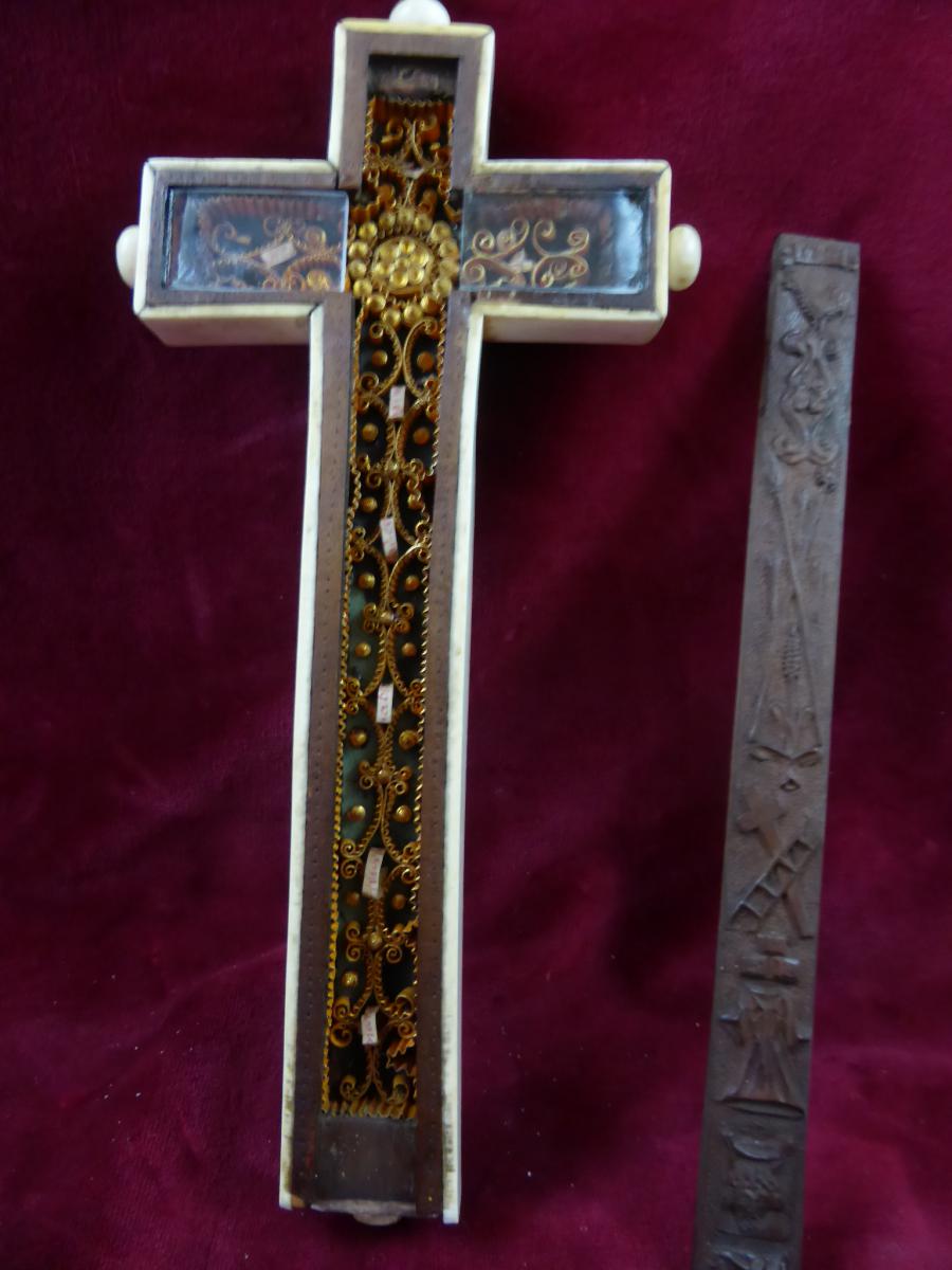 Croix Pectorale Reliquaire Buis Et Ivoire-photo-1