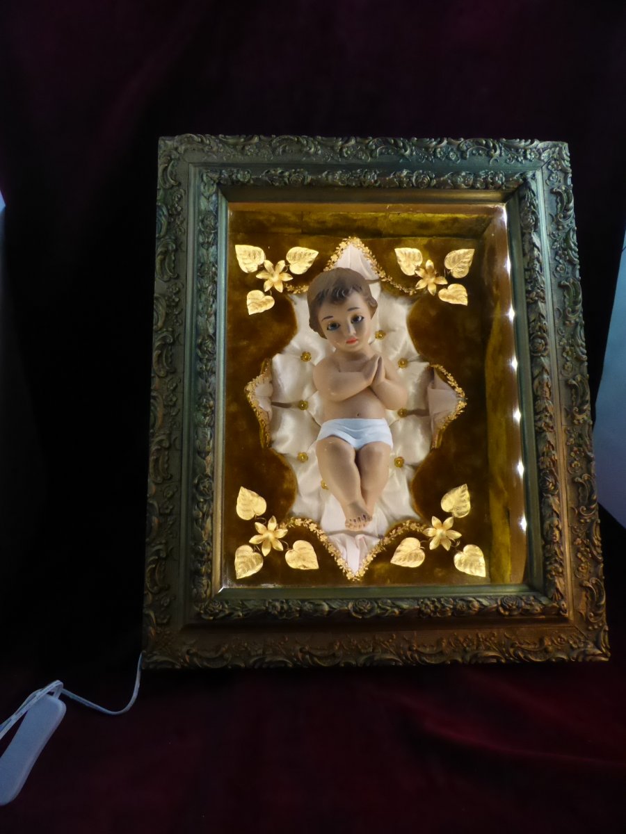 Child Jesus Glass Eyes In A Light Box-photo-3