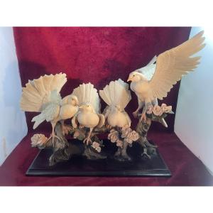 CAPO DI MONTE GROUPE DE COLOMBES BISCUIT DE PORCELAINE