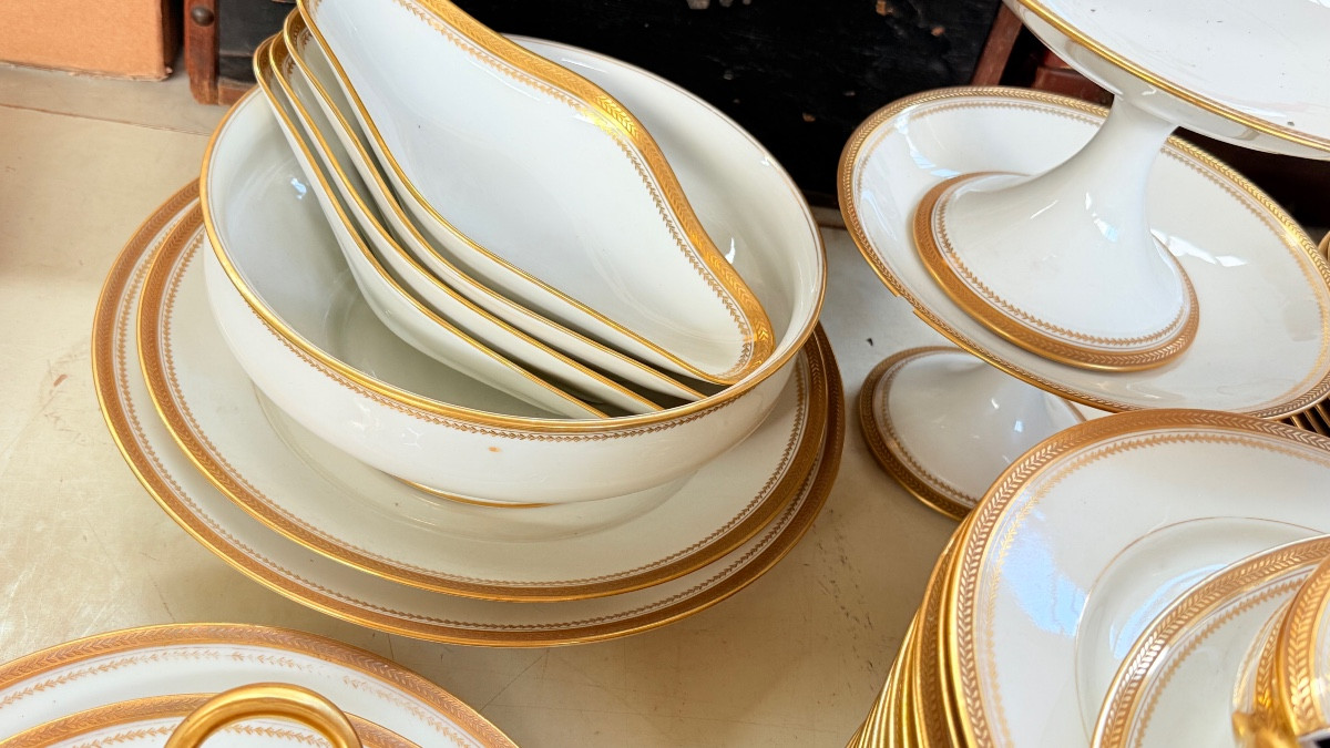 Limoges, Porcelain Service Part With Gold Fillets, Marked With Earthenware Lions, 85 Pieces -photo-2