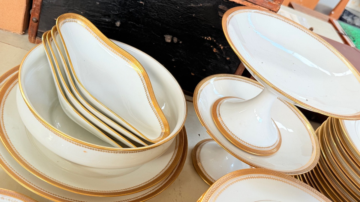 Limoges, Porcelain Service Part With Gold Fillets, Marked With Earthenware Lions, 85 Pieces -photo-4