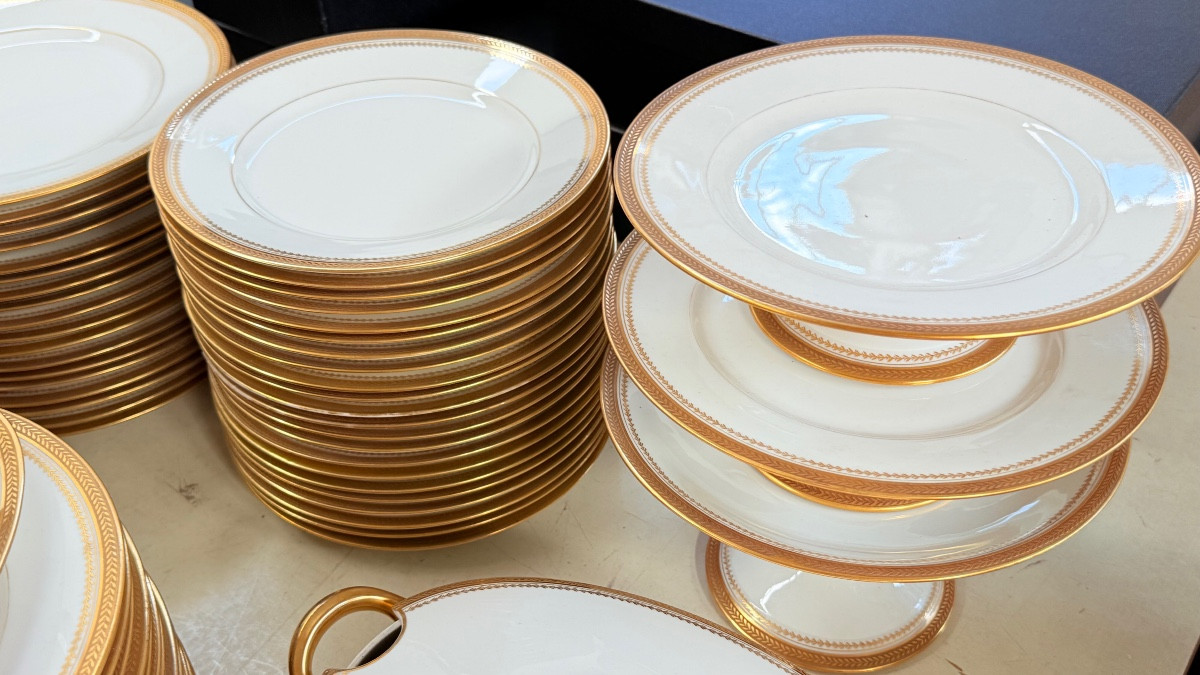 Limoges, Porcelain Service Part With Gold Fillets, Marked With Earthenware Lions, 85 Pieces -photo-1