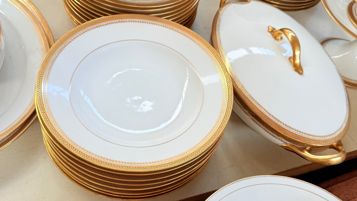 Limoges, Porcelain Service Part With Gold Fillets, Marked With Earthenware Lions, 85 Pieces -photo-3