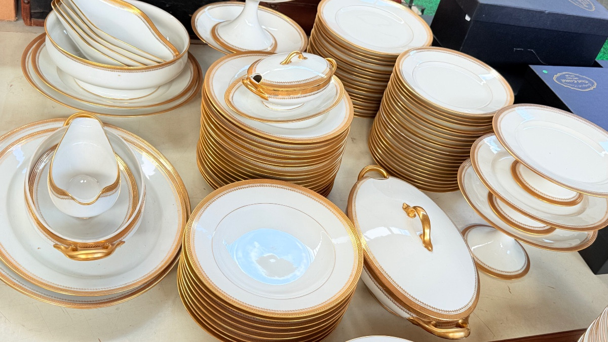 Limoges, Porcelain Service Part With Gold Fillets, Marked With Earthenware Lions, 85 Pieces -photo-4