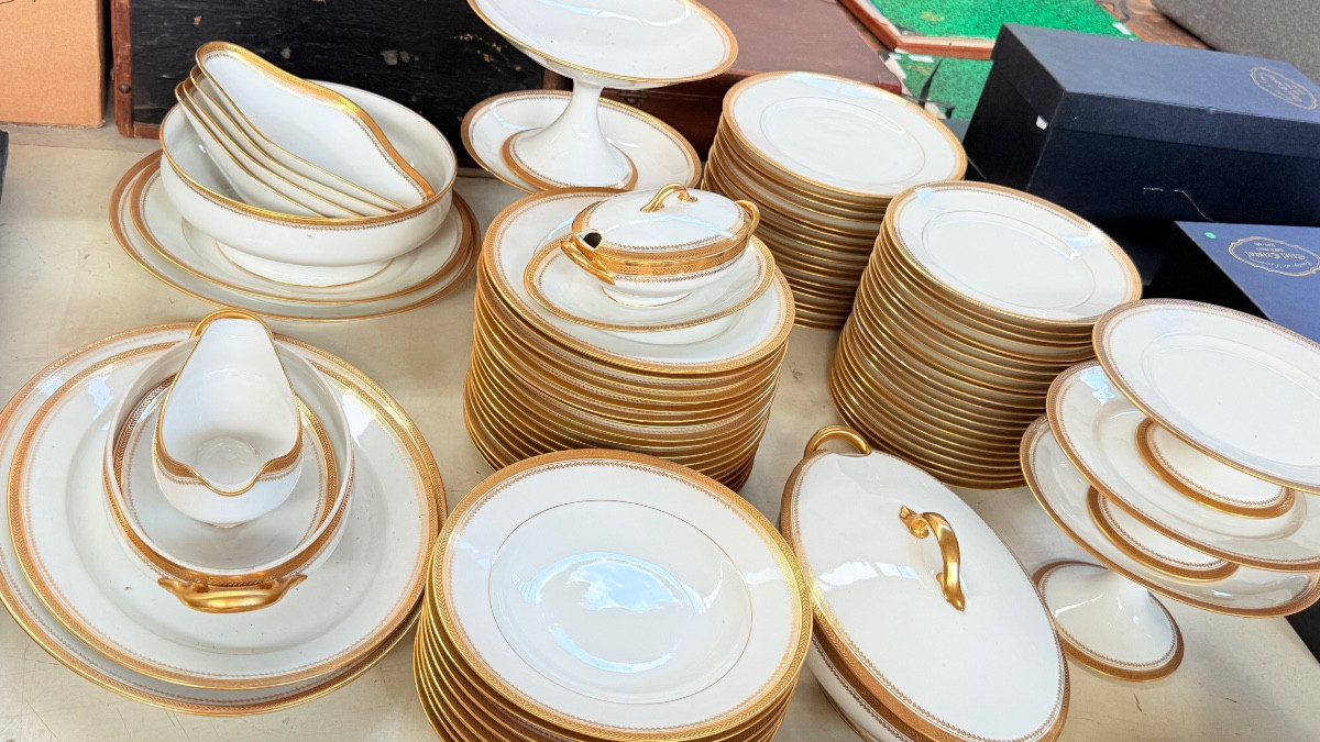 Limoges, Porcelain Service Part With Gold Fillets, Marked With Earthenware Lions, 85 Pieces -photo-5