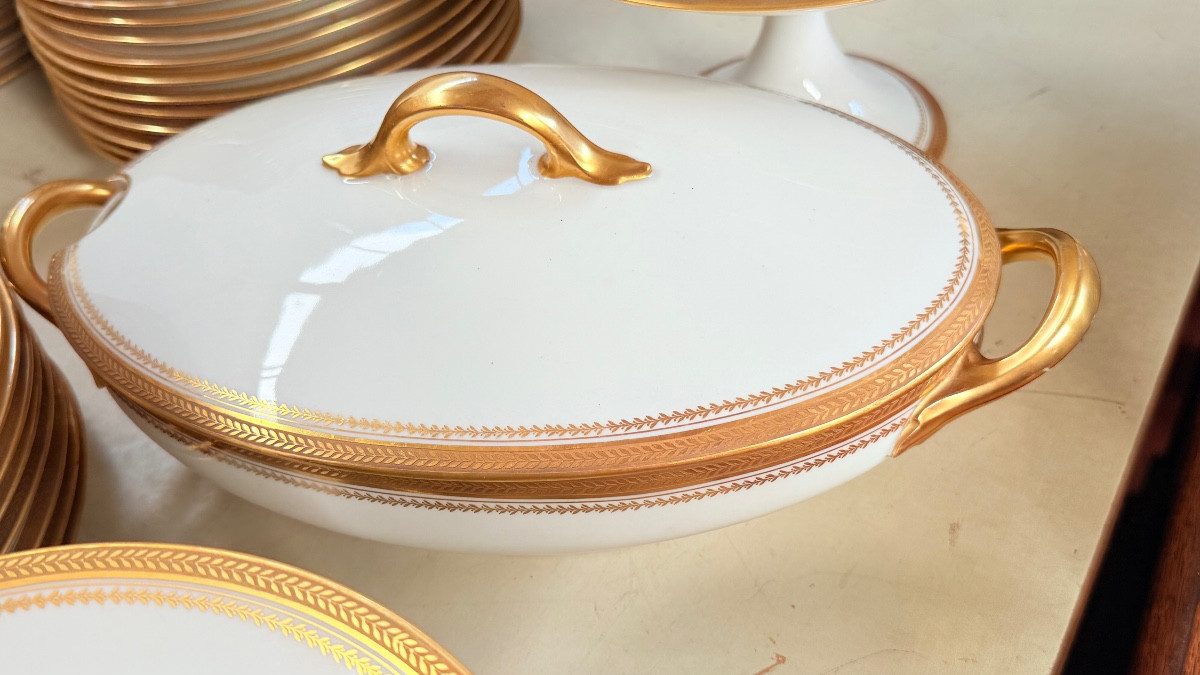 Limoges, Porcelain Service Part With Gold Fillets, Marked With Earthenware Lions, 85 Pieces -photo-6