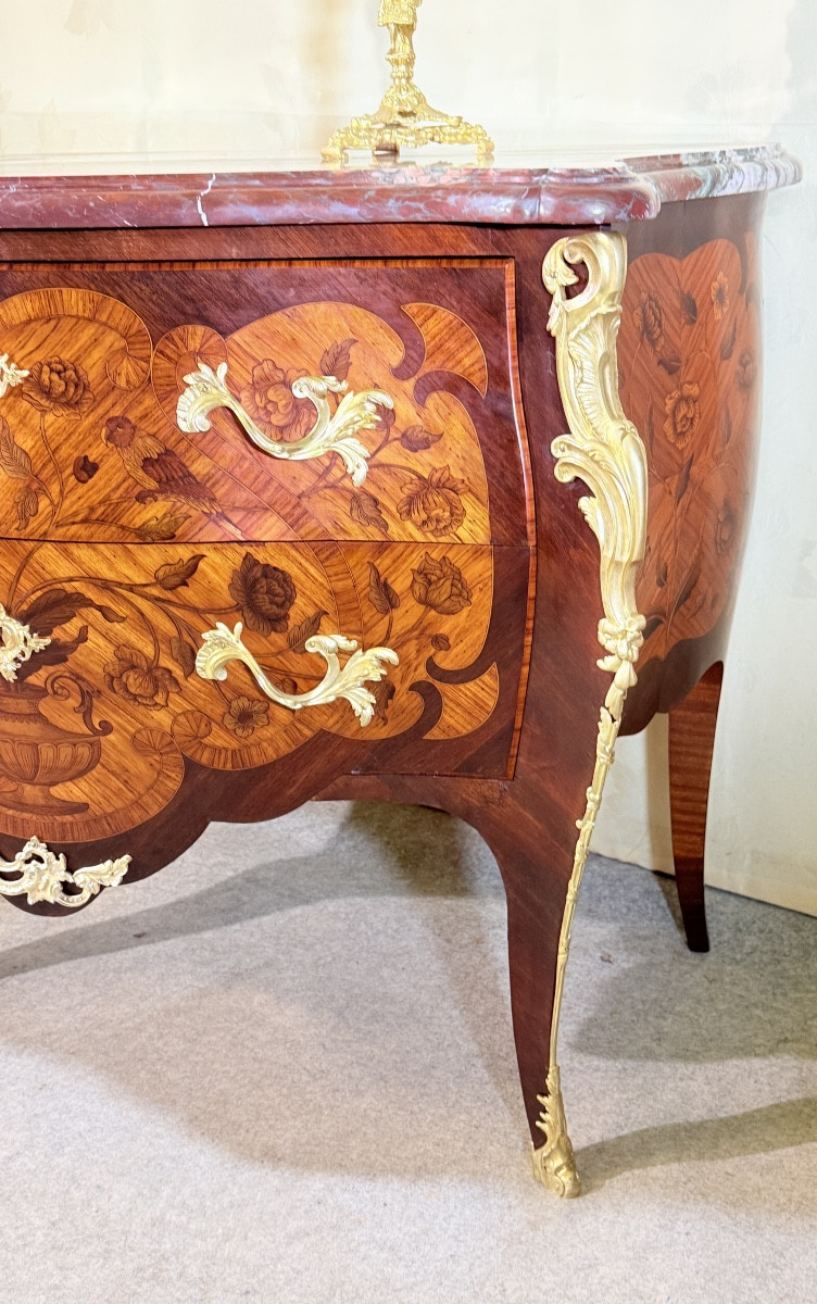 Commode Galbée de style Louis XV , marqueterie aux oiseaux -photo-4