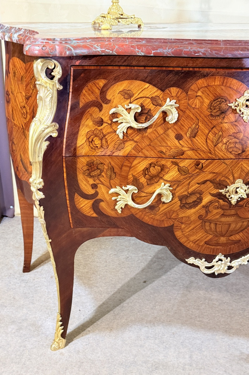 Commode Galbée de style Louis XV , marqueterie aux oiseaux -photo-5