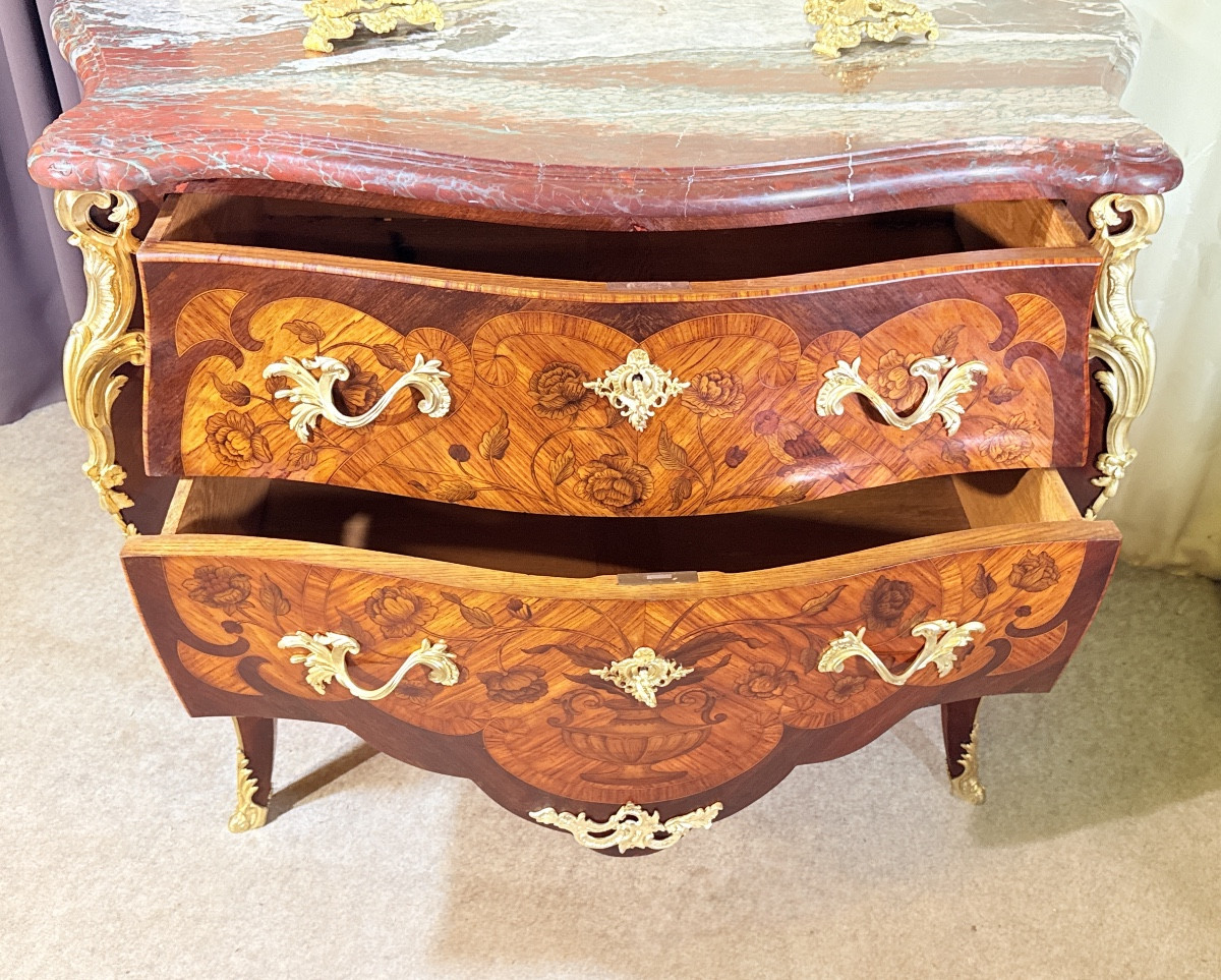 Commode Galbée de style Louis XV , marqueterie aux oiseaux -photo-8