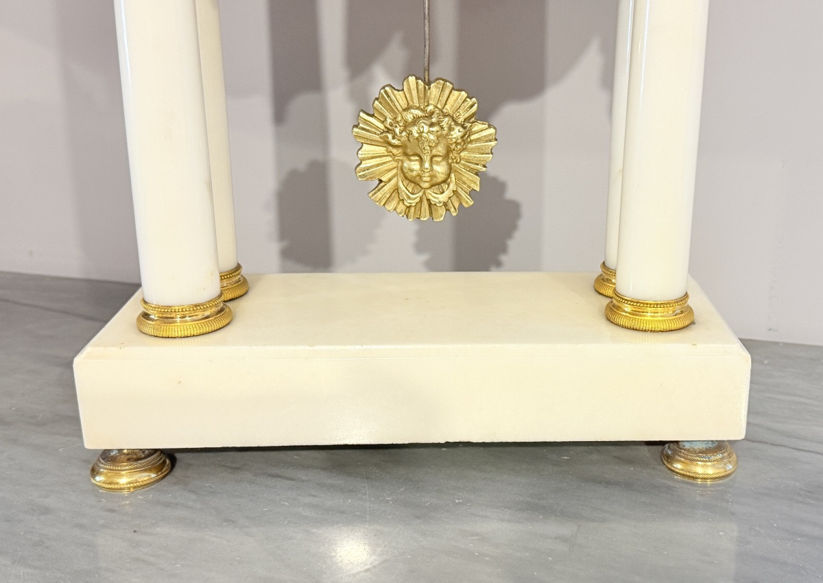 Pendule Portique en Bronze et Marbre Blanc ,  Empire  -photo-3
