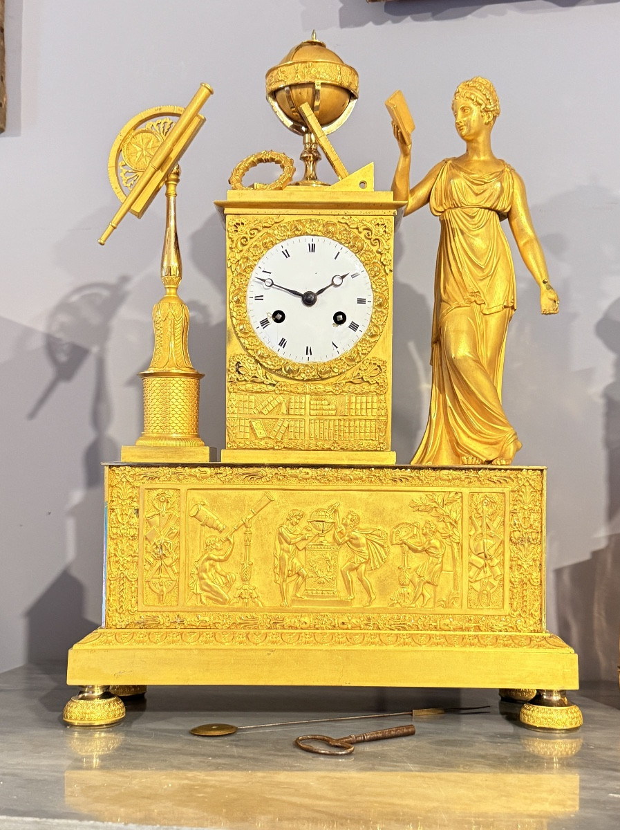 Pendule En Bronze Doré , Époque EMPIRE vers 1815 