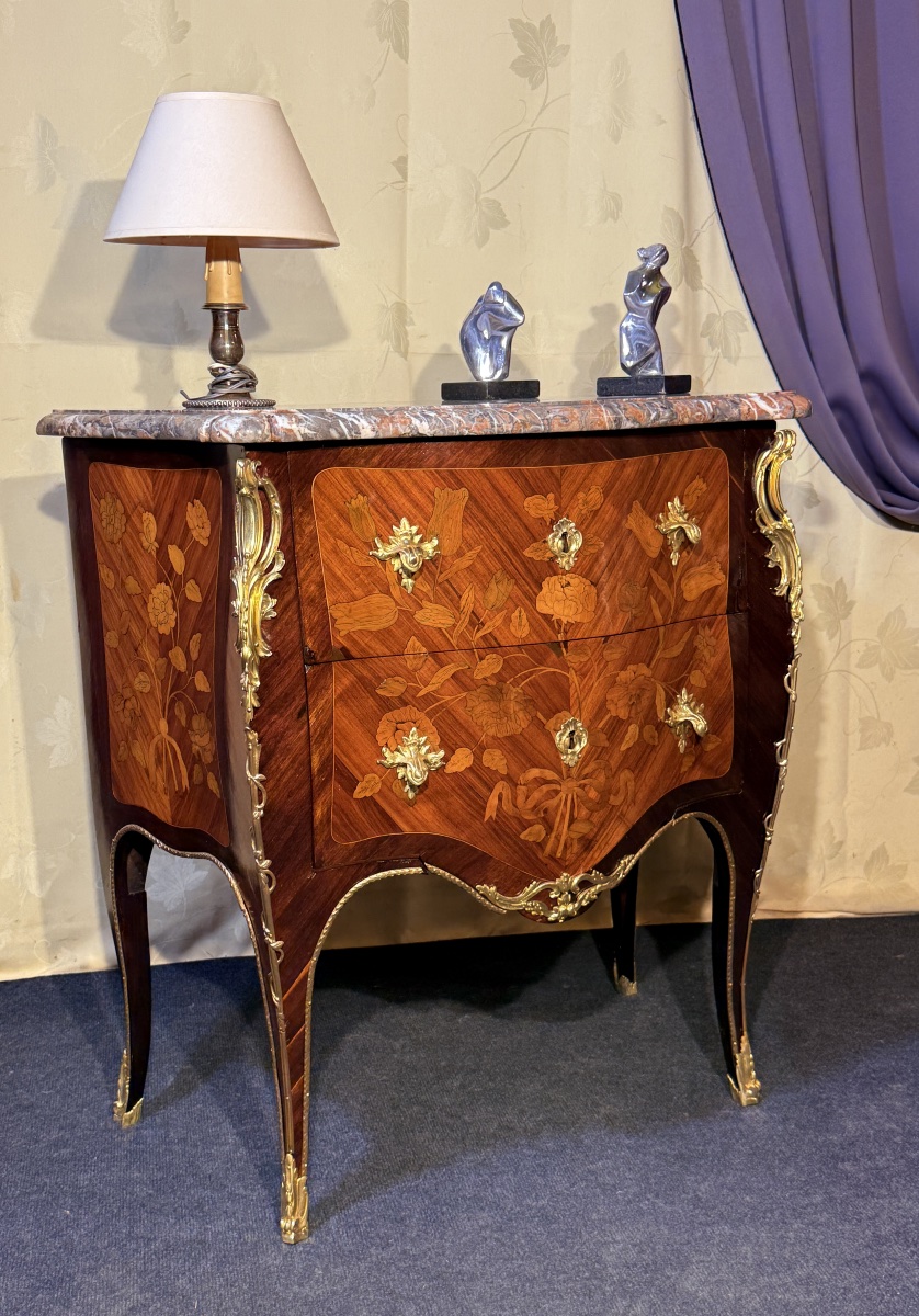 Commode Galbée , Estampillée J.C. ELLAUME, XVIIIe Siècle 
