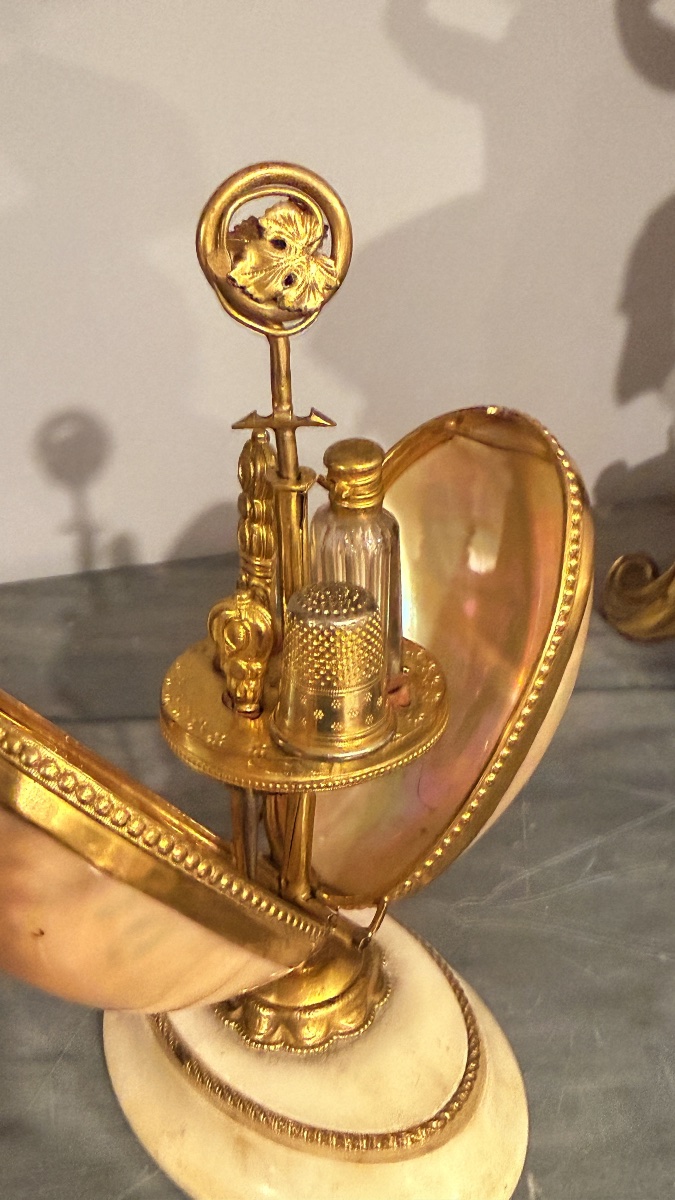 Œuf de Couture en Nacre et Bronze Doré, vers 1870 -photo-2