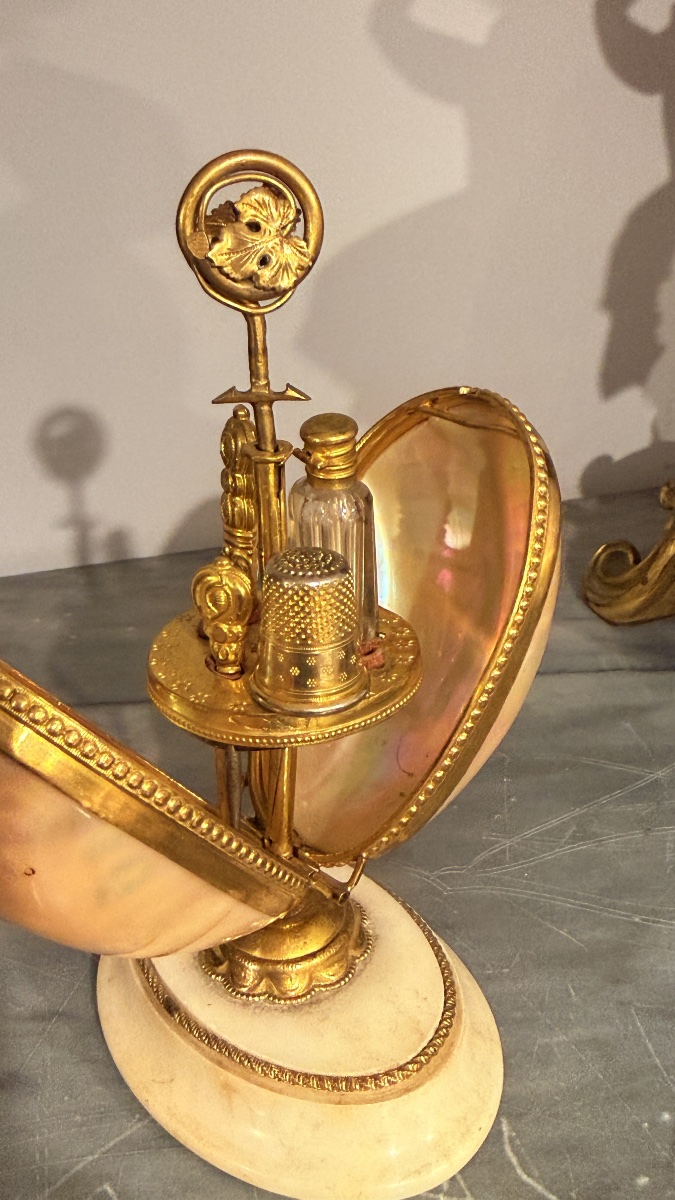 Œuf de Couture en Nacre et Bronze Doré, vers 1870 -photo-3