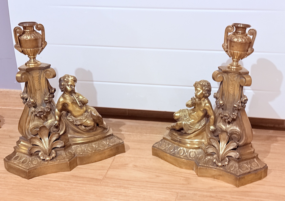 Paire de chenets en bronze doré à décor de putti musiciens – Style Louis XV – XIXᵉ siècle-photo-5