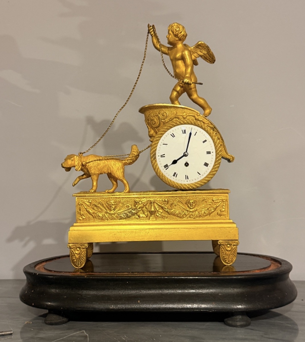 Pendule au Char de l’Amour et au Chien ,  signé Sébastien Mestral , XVIIIe 