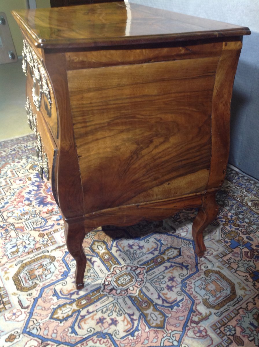 Commode Galbée En Noyer , Epoque 18ème Siècle -photo-1