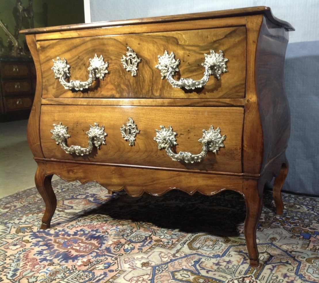 Commode Galbée En Noyer , Epoque 18ème Siècle 