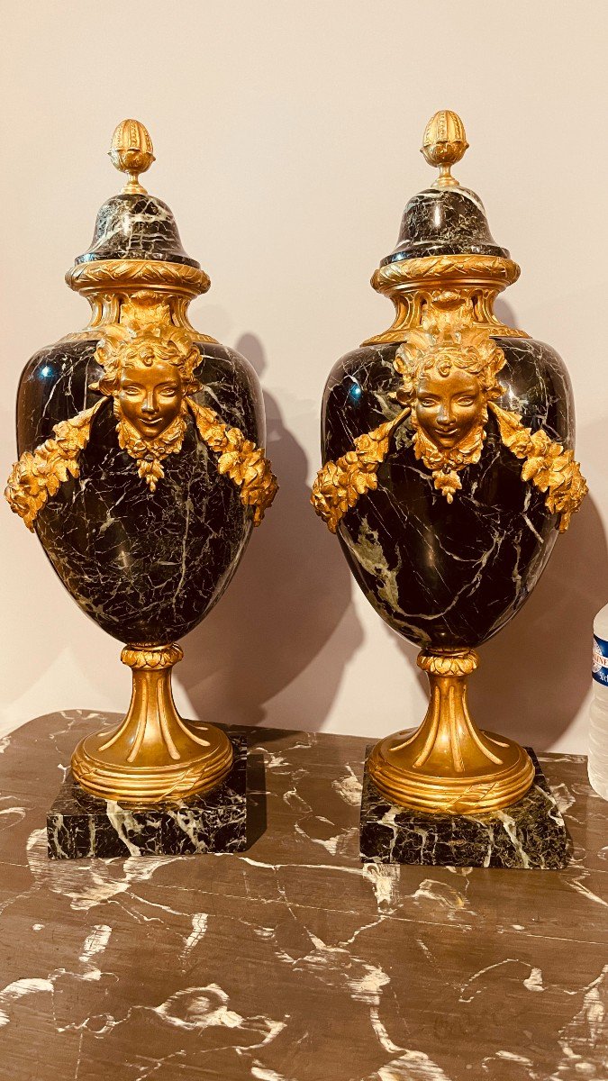 Paire De Cassolettes En Marbre Et Bronzes Dorés , 53 Cm 