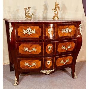 Commode Louis XV Galbée  ,  Estampille N. PETIT , XVIIIe Siècle 