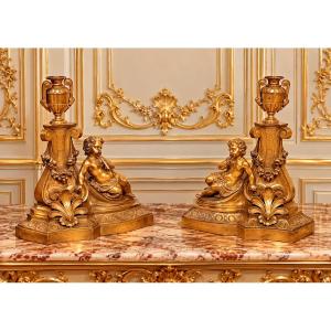Paire de chenets en bronze doré à décor de putti musiciens – Style Louis XV – XIXᵉ siècle