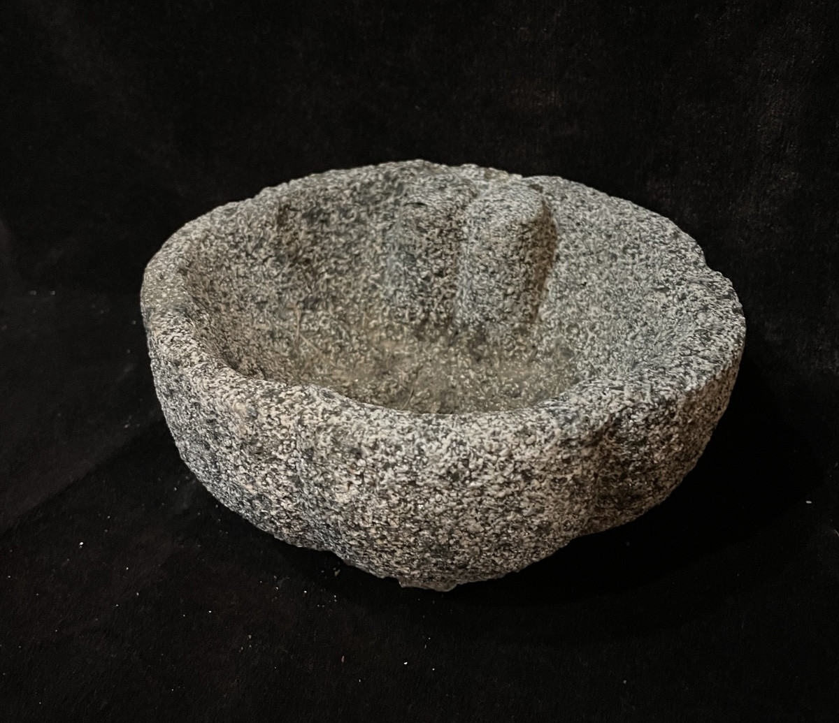 Bénitier en granit Côtes d'Armor 16 ème siècle 