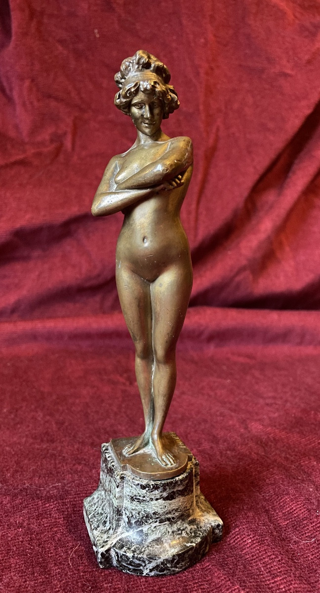 Femme aux bras croisés, bronze, par Philippe 