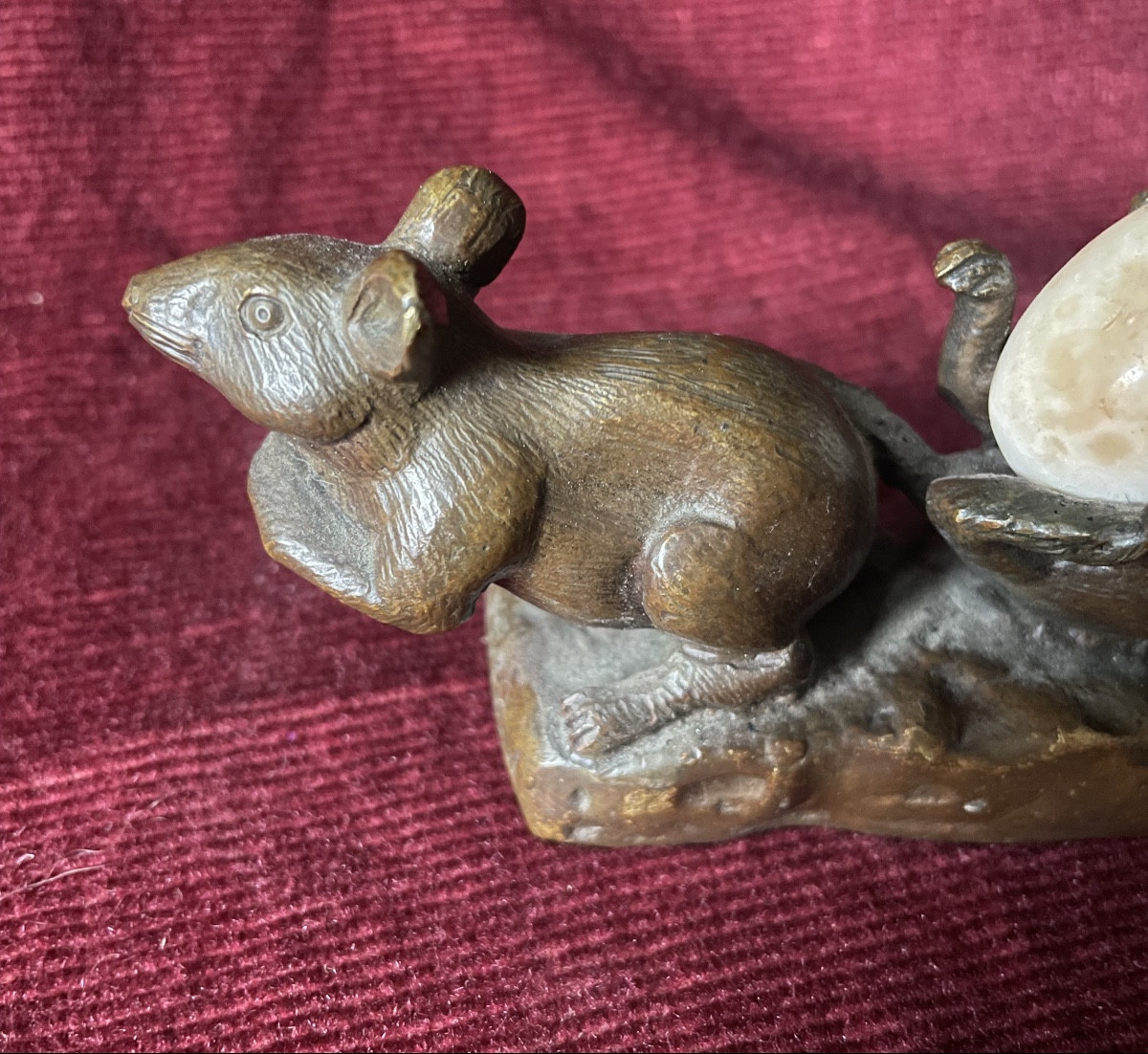 Deux souris portant un œuf, bronze par G. Richard-photo-1