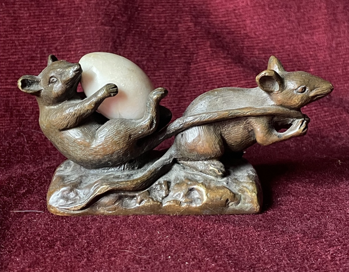 Deux souris portant un œuf, bronze par G. Richard